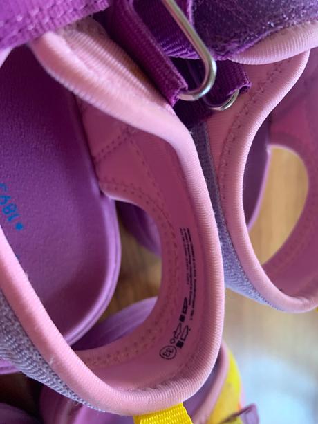 Sandále aj do vody, 33