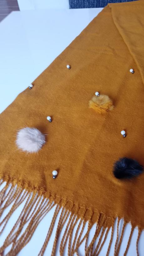 Šál s kozušinkovými brnbolčekami,