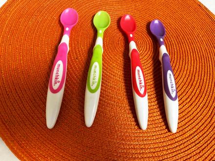 Ohybné lyžičky munchkin 4 ks, 