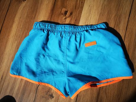 Sortkové plavky, 128