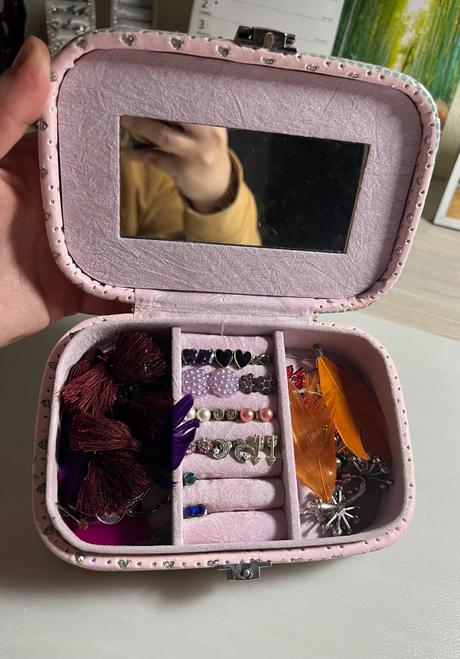 Sperkovnica so zrkadielkom,