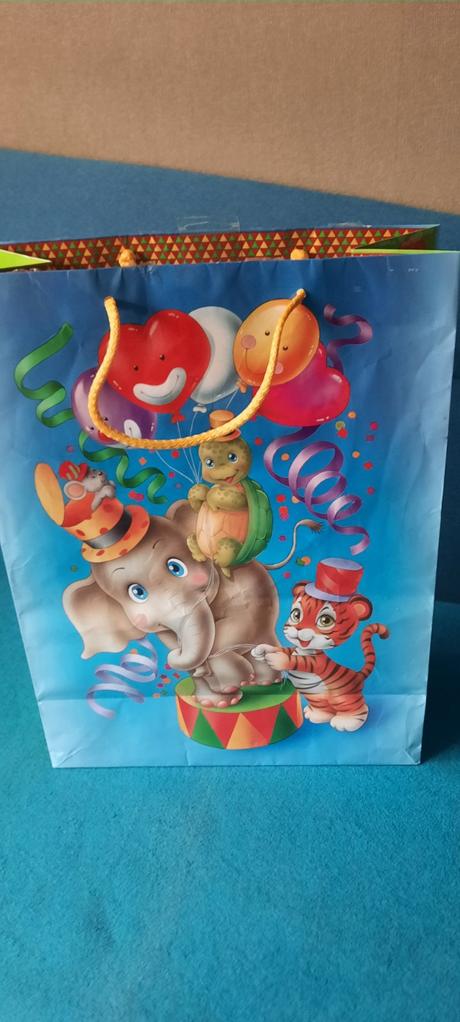 Tasticka darčekov, papierova - 29x 38 cm,