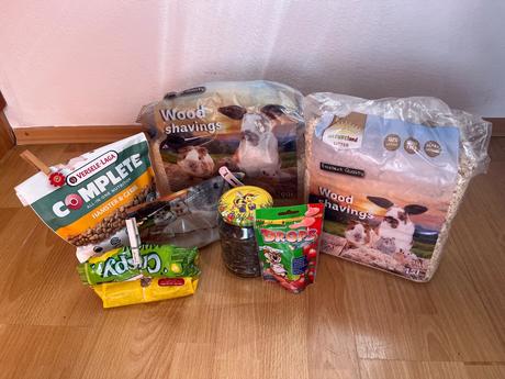 Jedlo, piliny a piesok pre škrečka, 