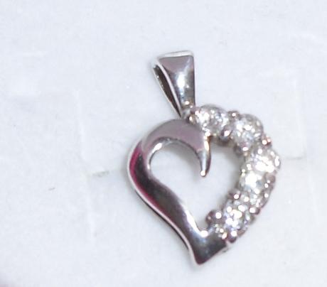 Strieborne srdiecko so zirkonmi,