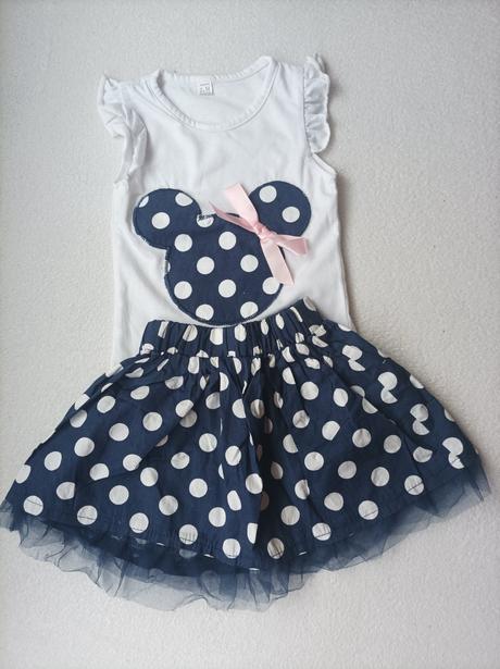 Sukňa a tričko, 74