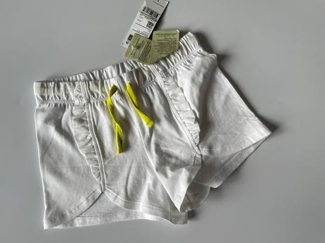 Krásne šortky s volánikmi, benetton,104