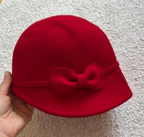 Červený vlnený vintage klobúk,