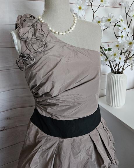 Pekné zaujímavé šaty, 38