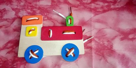 Navliekacia pomôcka - drevený vláčik,