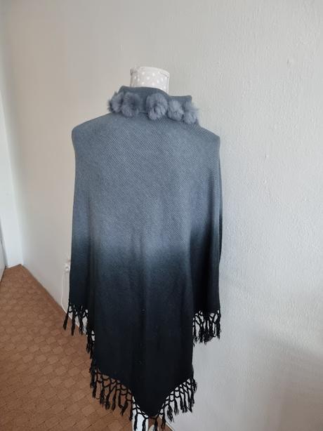 Dúhové pletené pončo  s guličkami z kožušinky, 