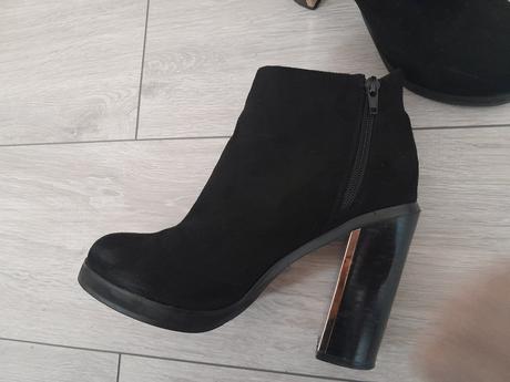 Čierne kotníčky, 38