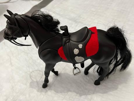 Čierny koník s jokejkou zn. teddies, 