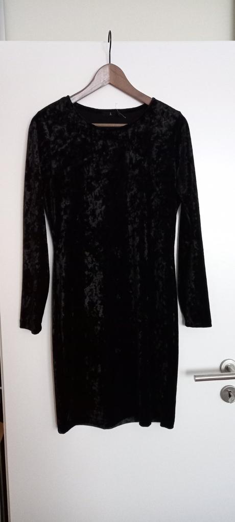 Zamatové šaty švédakej značky åhlens, m