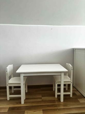 Stôl so stolickami,