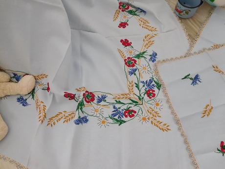 Vidiecký -ručne vyšívaný set obrusov-122x135cm,, 