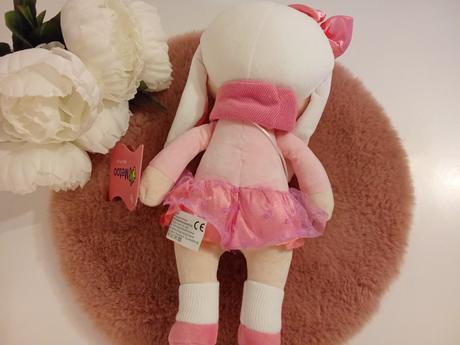 Roztomilá bábika metoo v ružových šatách,