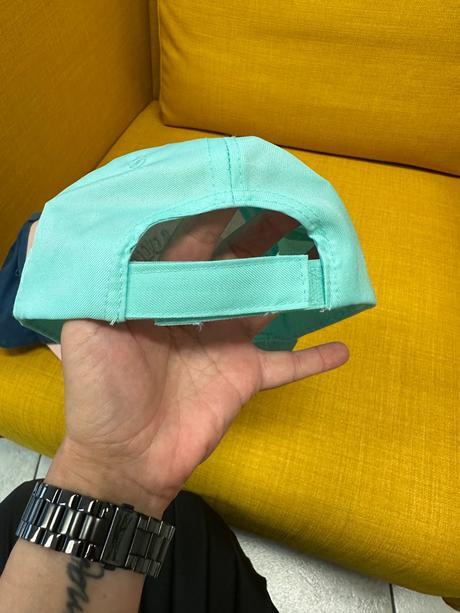 Šiltovky spolu, adidas