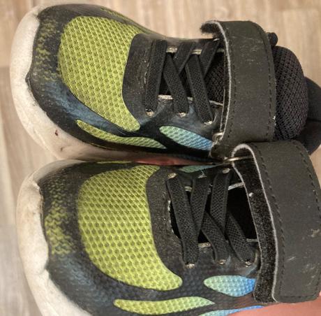 Blikajúce tenisky, 25