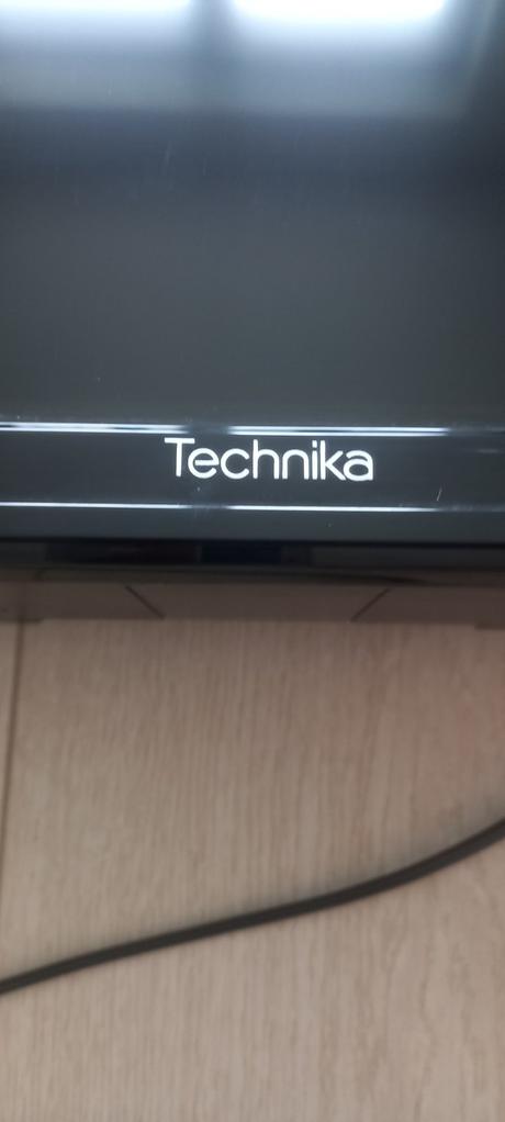 Tv a stojan a uni diaľkový ovládač, 
