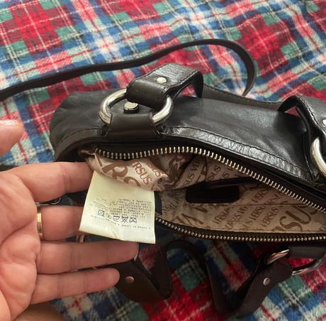Versace versus kožená kabelka, versace