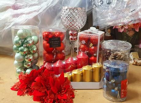 Dekorácie + sviečky + pohár + 2x tanier, 