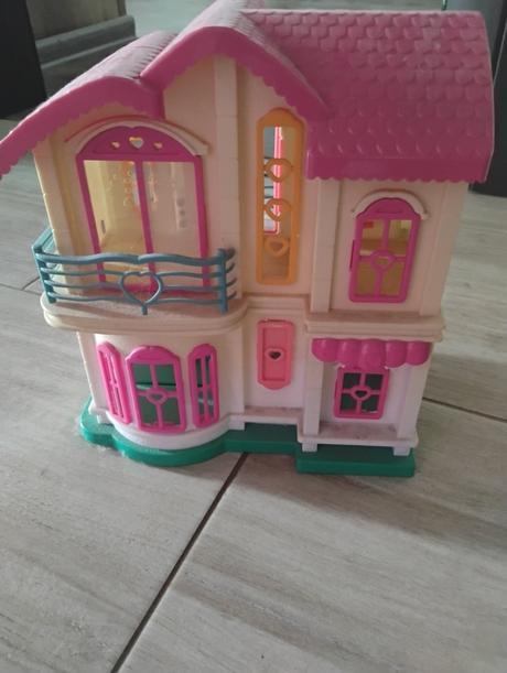 Regál+kresielko+žehliaca doska+hračky,