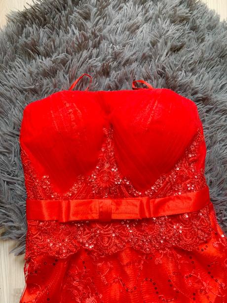 Dlhé červené šaty bez ramienok, m