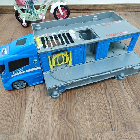 Veľký rozkladací policajný kamión, 