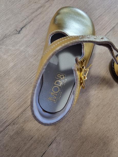 Predám nové nepoužívané kožené zlaté topánočky, 20