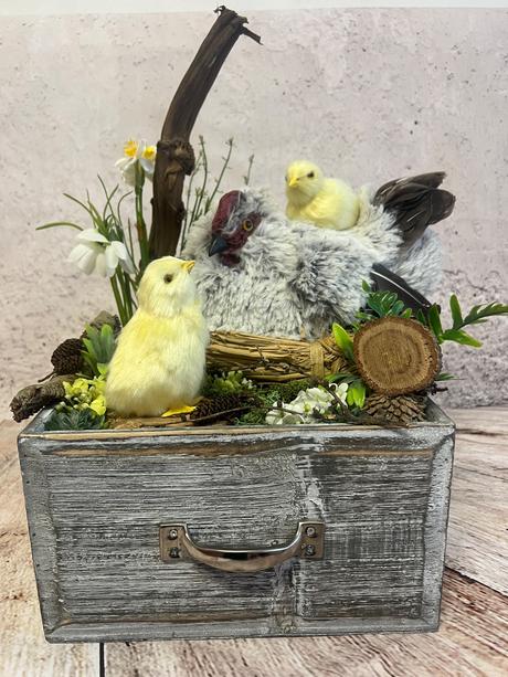 Jarná dekorácia so sliepkou a kurčatami, 