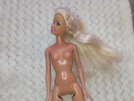 Barbie bábika s ružovými náušnicami,