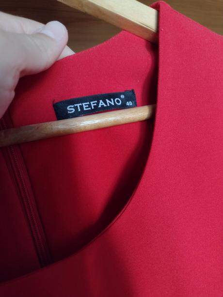 Červené šaty s kamienkami, 40