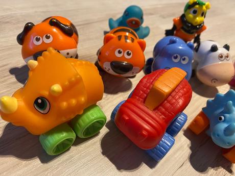 Malé dinosaury autá, zvieratká s krútiacimi hlavam, 