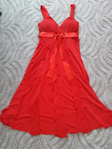Červené šaty so strapcami, s