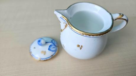 Miniatúrna porcelánová dózička s vrchnákom, modrob,