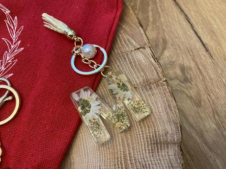 Ručne vyrobené živicové kľúčenky, 