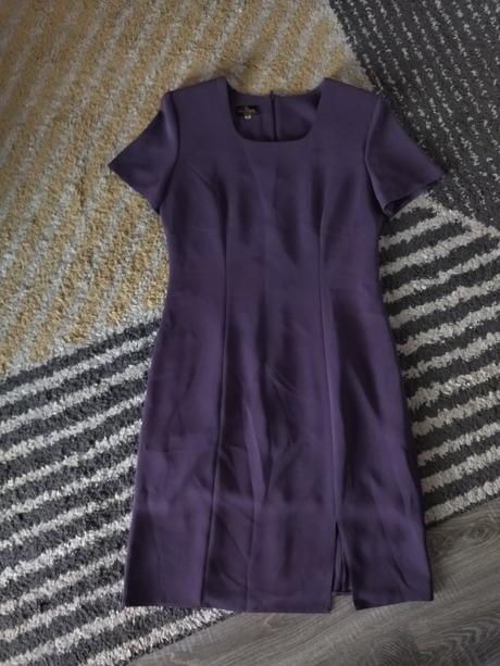 Fialové puzdrové šaty, 36