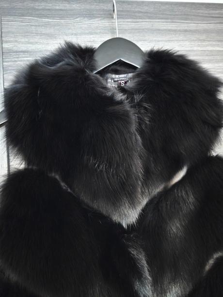 Krasna prava vesta z polarnej lisky, s