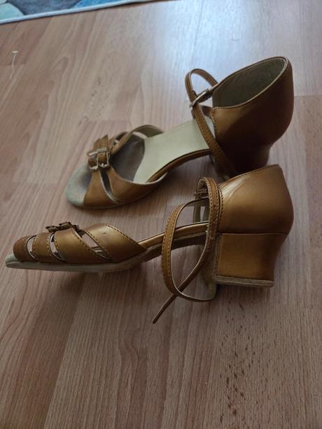 Tanečné topánky, 37