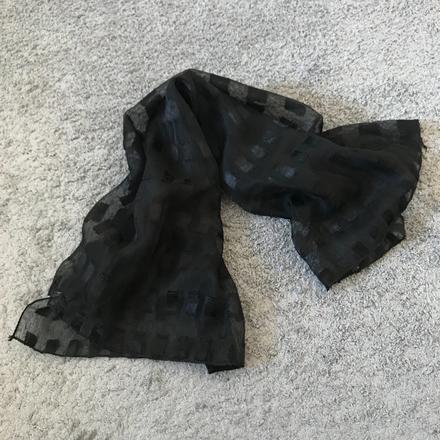 Jemná čierna šatka, 