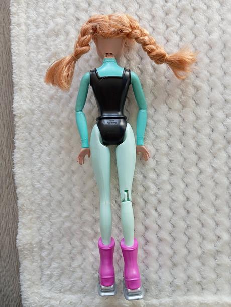 Barbie mattel anna na korčuliach, 