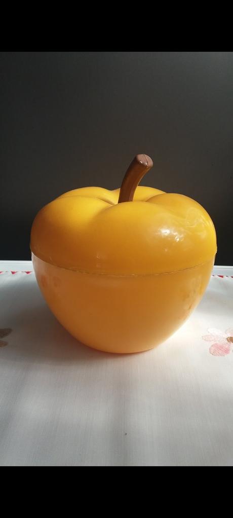 Retro žlté jabĺčko,