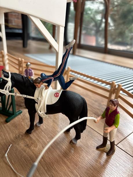 Schleich jazdecká skola s prekážkami a koňmi,