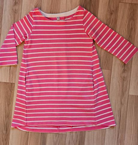 Pásikavé šaty, 110