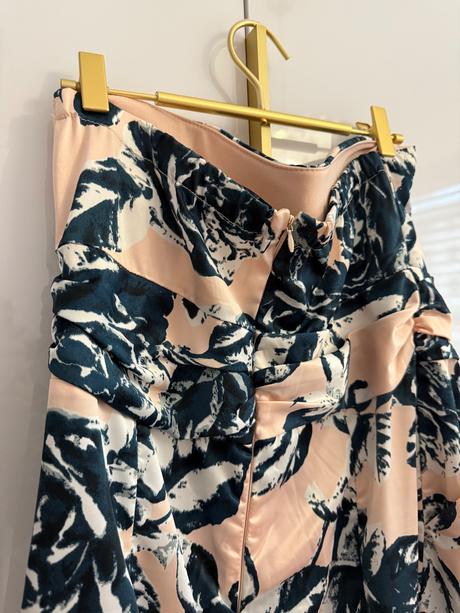 Nádherne satenove šaty bez ramienok, amisu,42