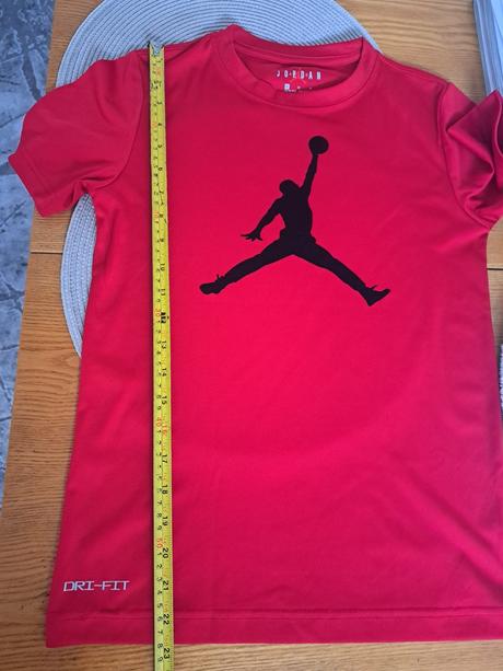 Tricka+kratasy spolu 25eur, velkost m 132az147, air jordan,140