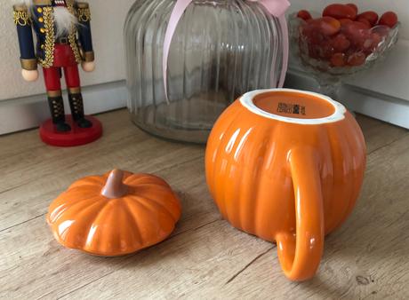 Oranžový tekvicový hrnček s pokrievkou, 