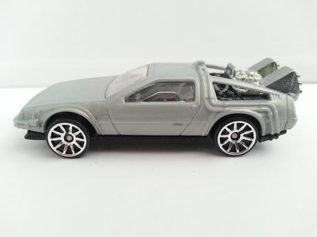 Universal studios-back to the future-time machine,