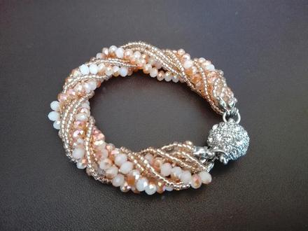 Náramok s magnetickou guličkou,