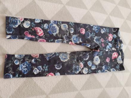 Tmavomodre dievcenske leginy s kvetmi, 110